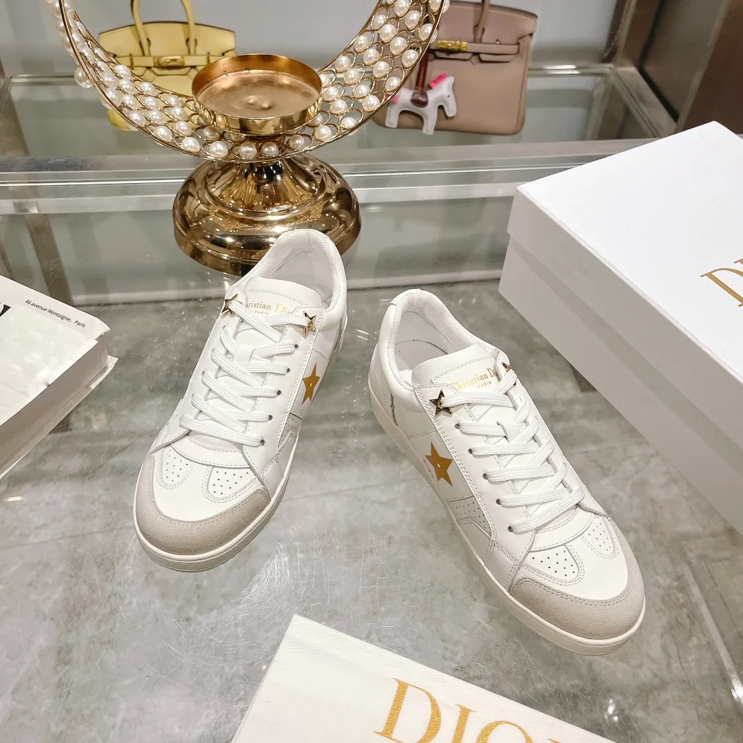 👟👟Ex-factory price 560👟👟Dior2024 new white shoes, Dior Dior Star women's sports shoes, very light summer white shoes. The upper is carefully made of imported suede, decorated with tonal suede panels, metal stars decorate the lace eyelets, and breathable mesh inside. The upper is punched and designed not to stuffy the feet. It is equipped with Christian Dior logo and thin soles. The thick sole is suitable for all seasons! Size: 35-41 (40 and 41 are customized and cannot be returned or exchanged)